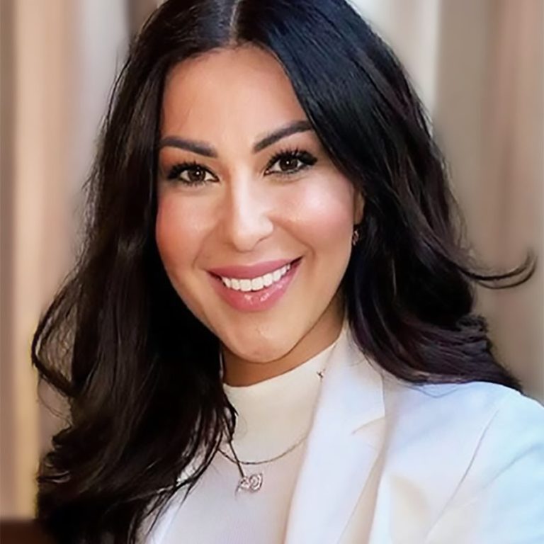 Renata Tomanek_900x1200px